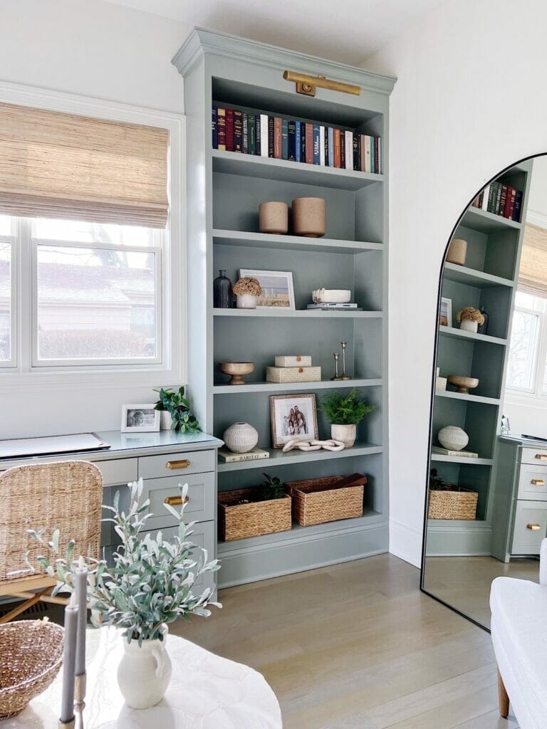 How to decorate bookshelves