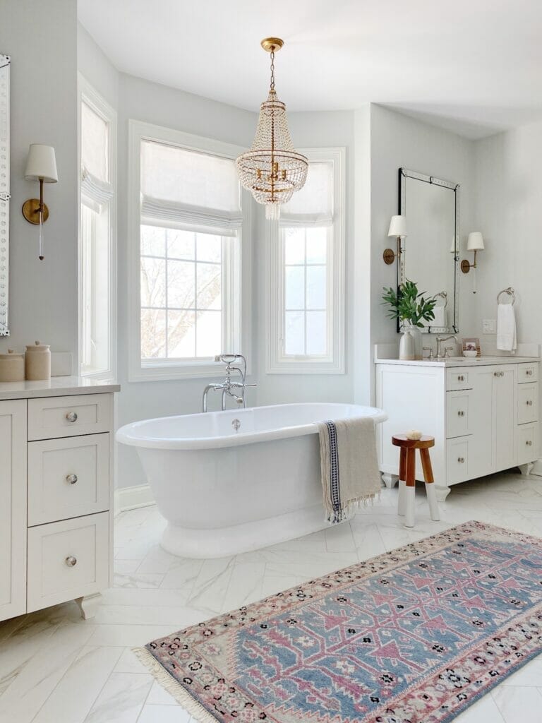 Ideas for Decorating a Bathroom on a Budget